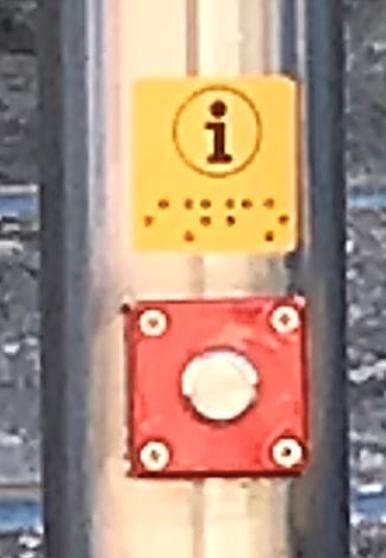 Primo piano del pulsante che annuncia gli orari dei bus.