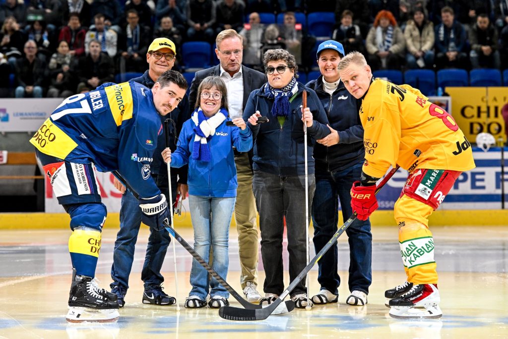 I collaboratori Unitas durante l'ingaggio di inizio partita. 